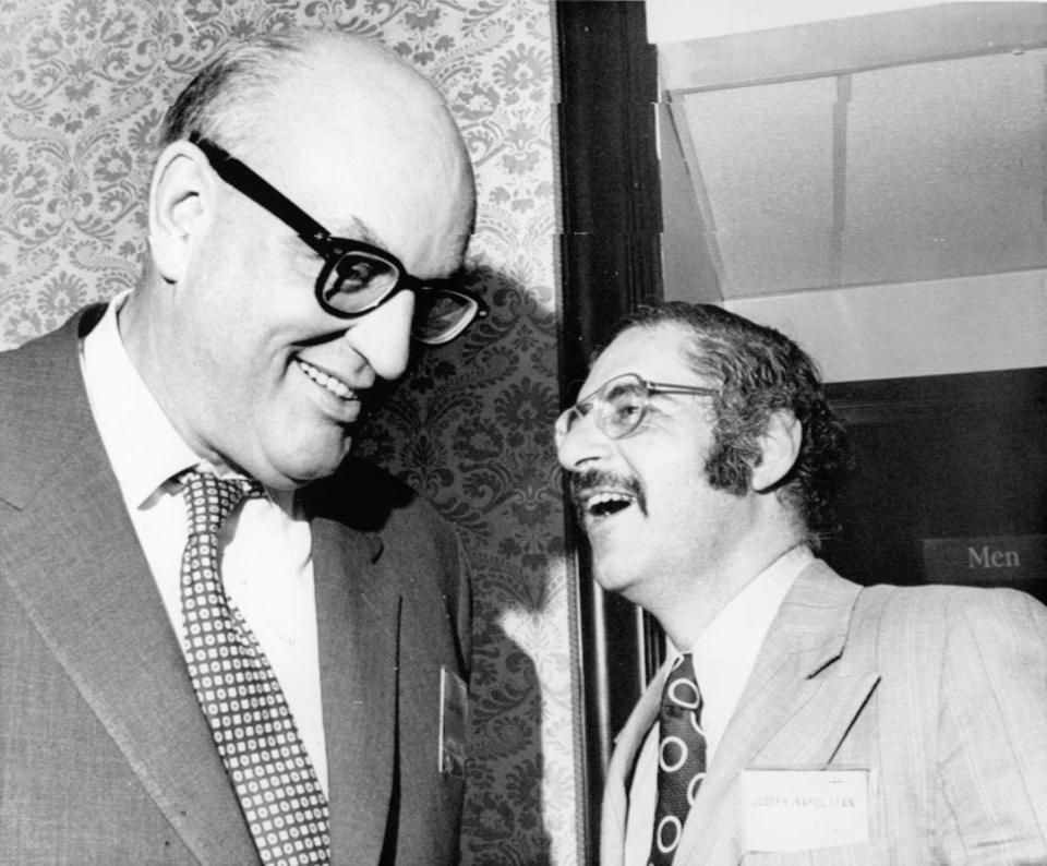 Joseph Napolitan (derecha), con el analista político Richard Scammon.